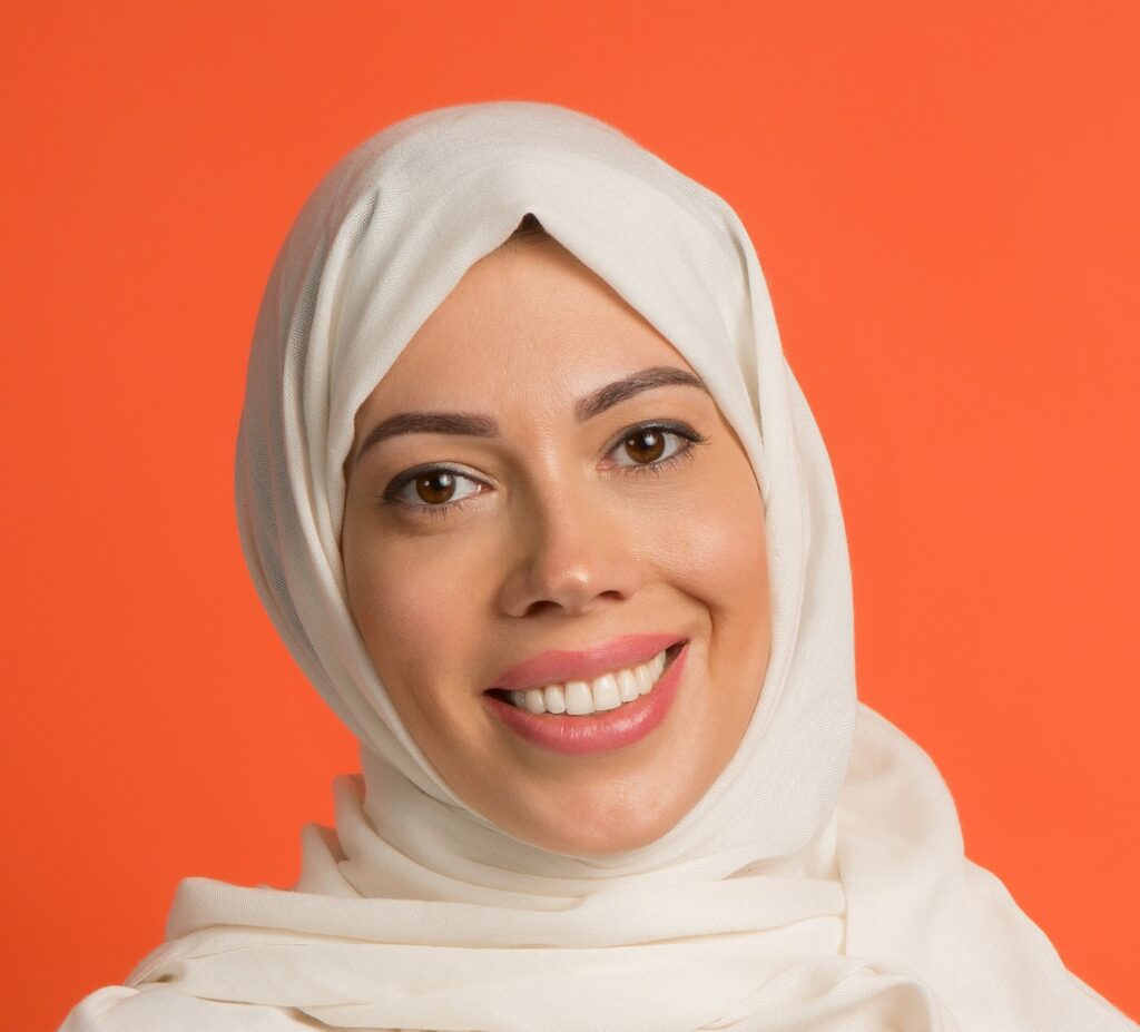أم مبتسمة