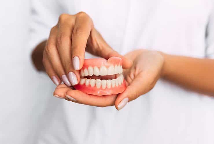 ما أهم أنواع أطقم الأسنان؟ 1 all about dentures feat